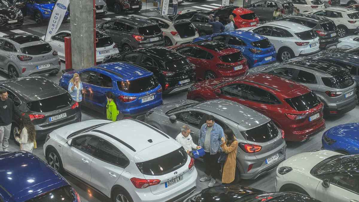 Coches en exposición con descuentos 2025 en España, rebajas de hasta 8.363 euros.