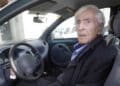 Conductor mayor al volante afectado por nuevas restricciones de la DGT en 2025 para renovar el carnet.