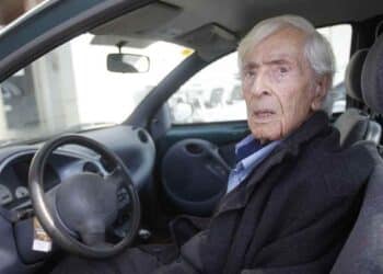 Conductor mayor al volante afectado por nuevas restricciones de la DGT en 2025 para renovar el carnet.