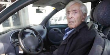 Conductor mayor al volante afectado por nuevas restricciones de la DGT en 2025 para renovar el carnet.