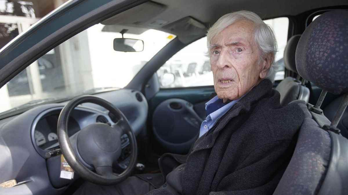 Conductor mayor al volante afectado por nuevas restricciones de la DGT en 2025 para renovar el carnet.