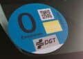 Etiqueta ambiental 0 emisiones de la DGT para vehículos eléctricos en España.