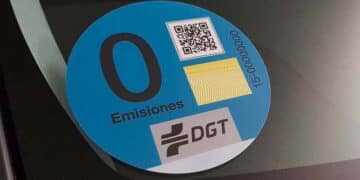Etiqueta ambiental 0 emisiones de la DGT para vehículos eléctricos en España.