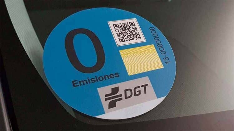 Etiqueta ambiental 0 emisiones de la DGT para vehículos eléctricos en España.