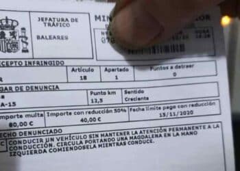 multa-dgt-conductor-comiendo-magdalena-baleares-80-euros.