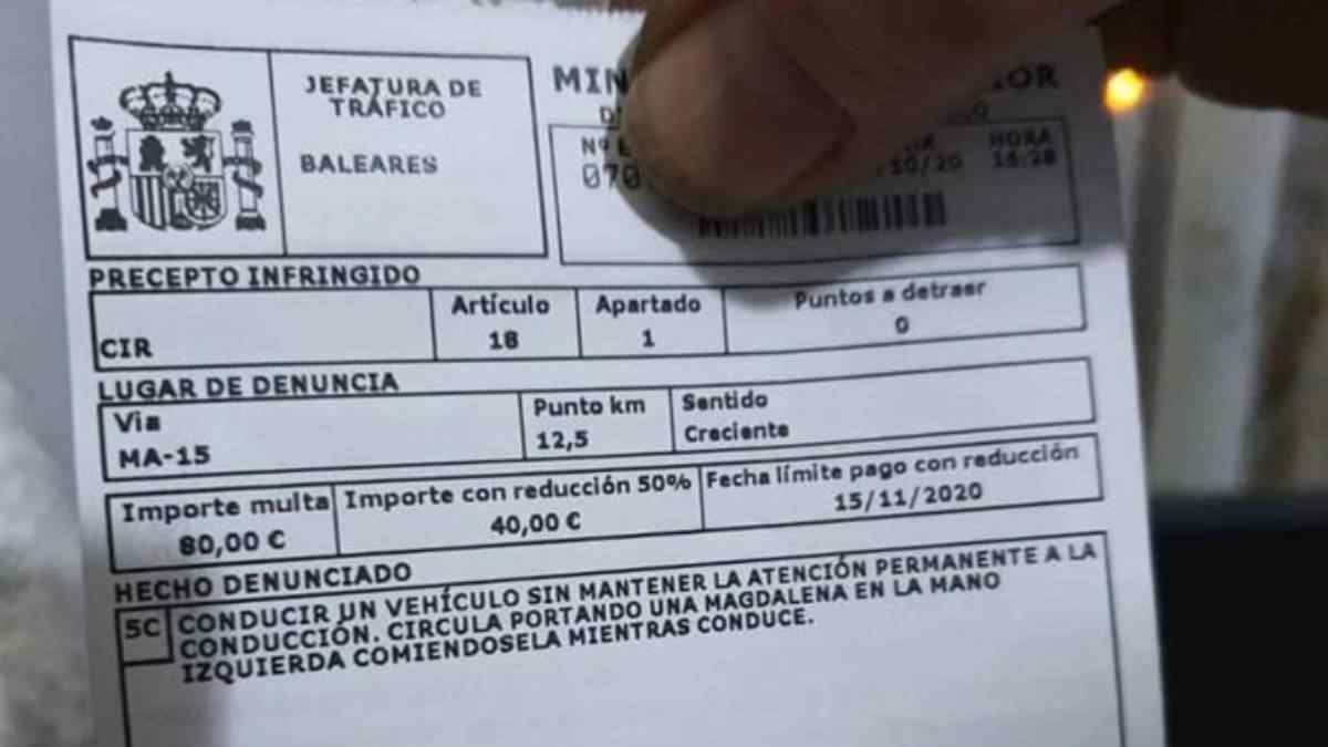 multa-dgt-conductor-comiendo-magdalena-baleares-80-euros.
