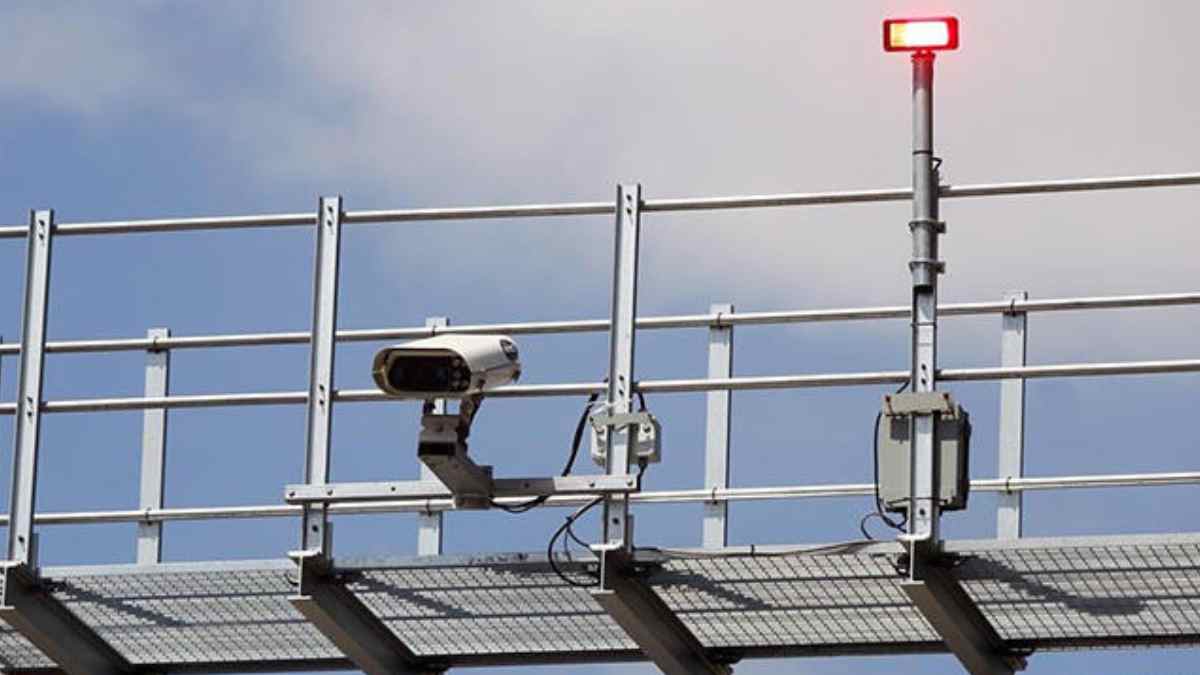 Radar antifrenado de la DGT para controlar velocidad en carretera.