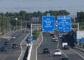 Tráfico en la AP-4 dirección Cádiz con señalización hacia Sevilla, Jerez y Algeciras.