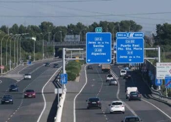 Tráfico en la AP-4 dirección Cádiz con señalización hacia Sevilla, Jerez y Algeciras.