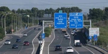 Tráfico en la AP-4 dirección Cádiz con señalización hacia Sevilla, Jerez y Algeciras.