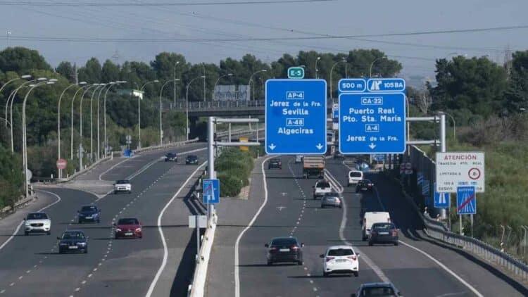 Tráfico en la AP-4 dirección Cádiz con señalización hacia Sevilla, Jerez y Algeciras.