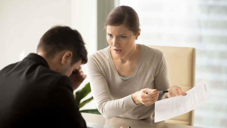 Mujer explica a trabajador la diferencia entre finiquito, indemnización y liquidación en un contrato.