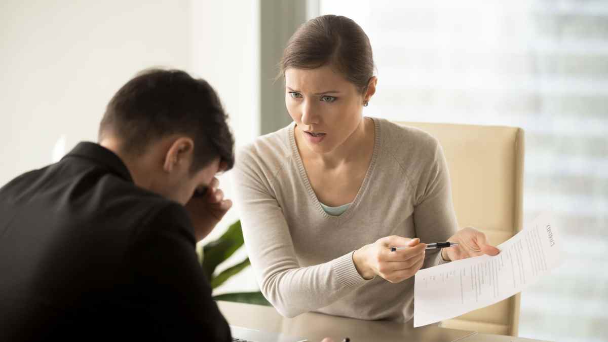 Mujer explica a trabajador la diferencia entre finiquito, indemnización y liquidación en un contrato.