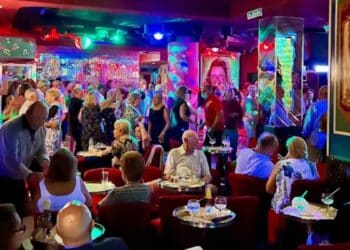 Personas mayores de 50 bailando en la discoteca Stylo de Madrid con cuatro pistas y orquesta en directo.