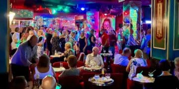 Personas mayores de 50 bailando en la discoteca Stylo de Madrid con cuatro pistas y orquesta en directo.