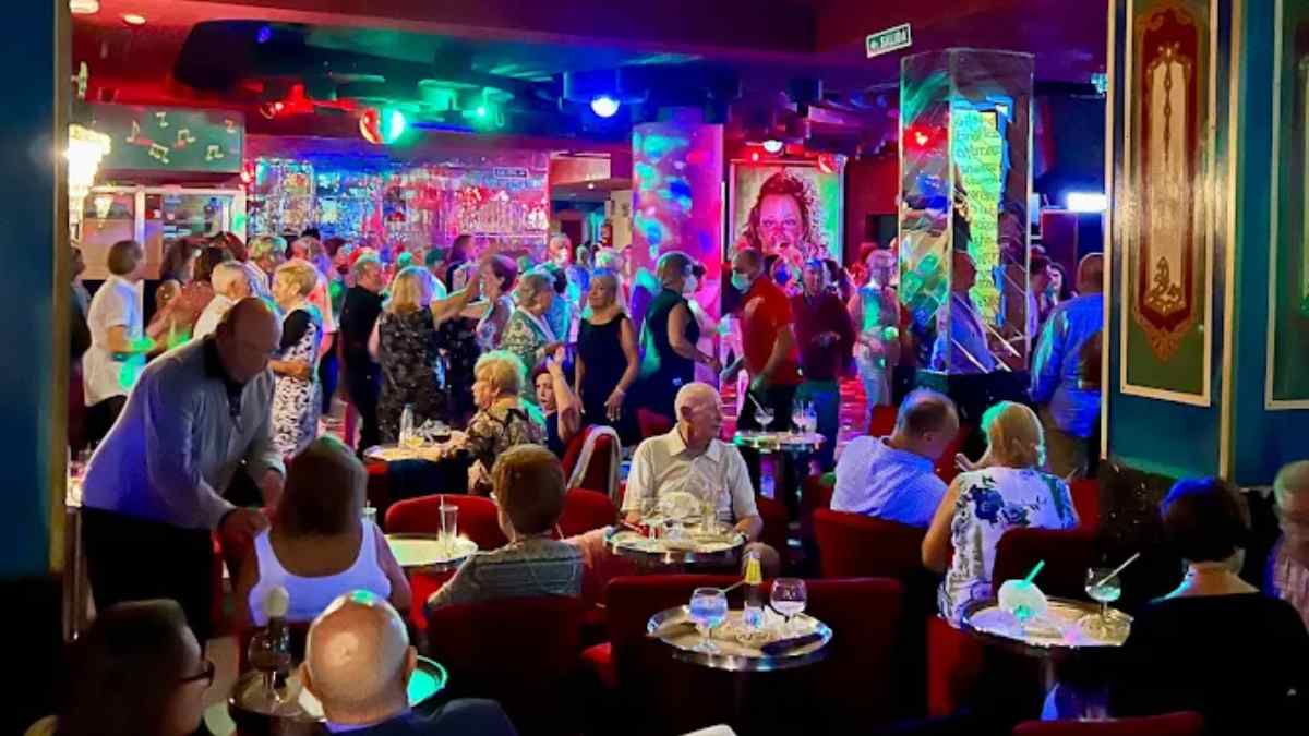 Personas mayores de 50 bailando en la discoteca Stylo de Madrid con cuatro pistas y orquesta en directo.
