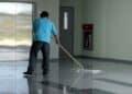 Conserje limpiando zonas comunes en Madrid con empleo estable y jornada completa.