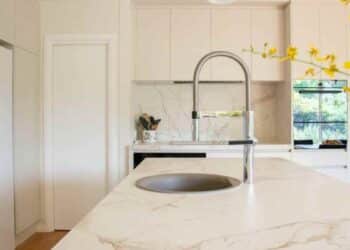Encimera de cocina de piedra artificial con acabado en cuarzo.