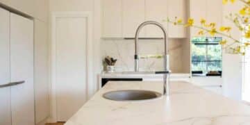 Encimera de cocina de piedra artificial con acabado en cuarzo.