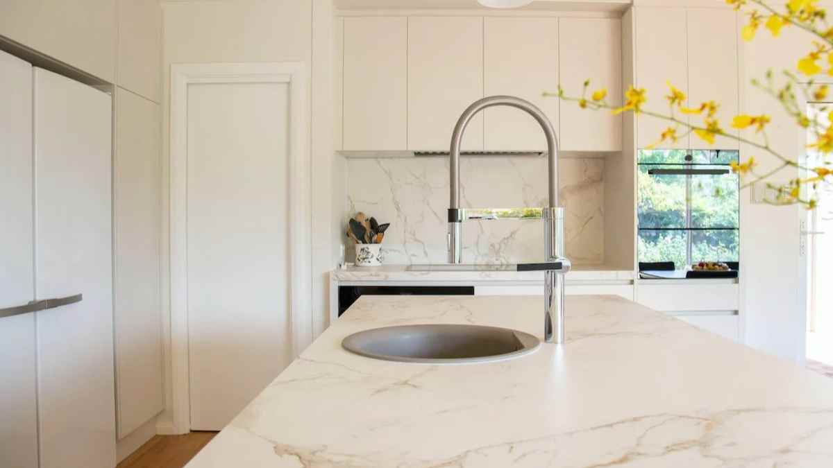 Encimera de cocina de piedra artificial con acabado en cuarzo.