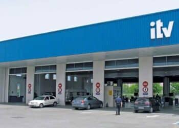 Estación de ITV en España con vehículos esperando la inspección técnica.