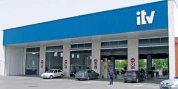 Estación de ITV en España con vehículos esperando la inspección técnica.