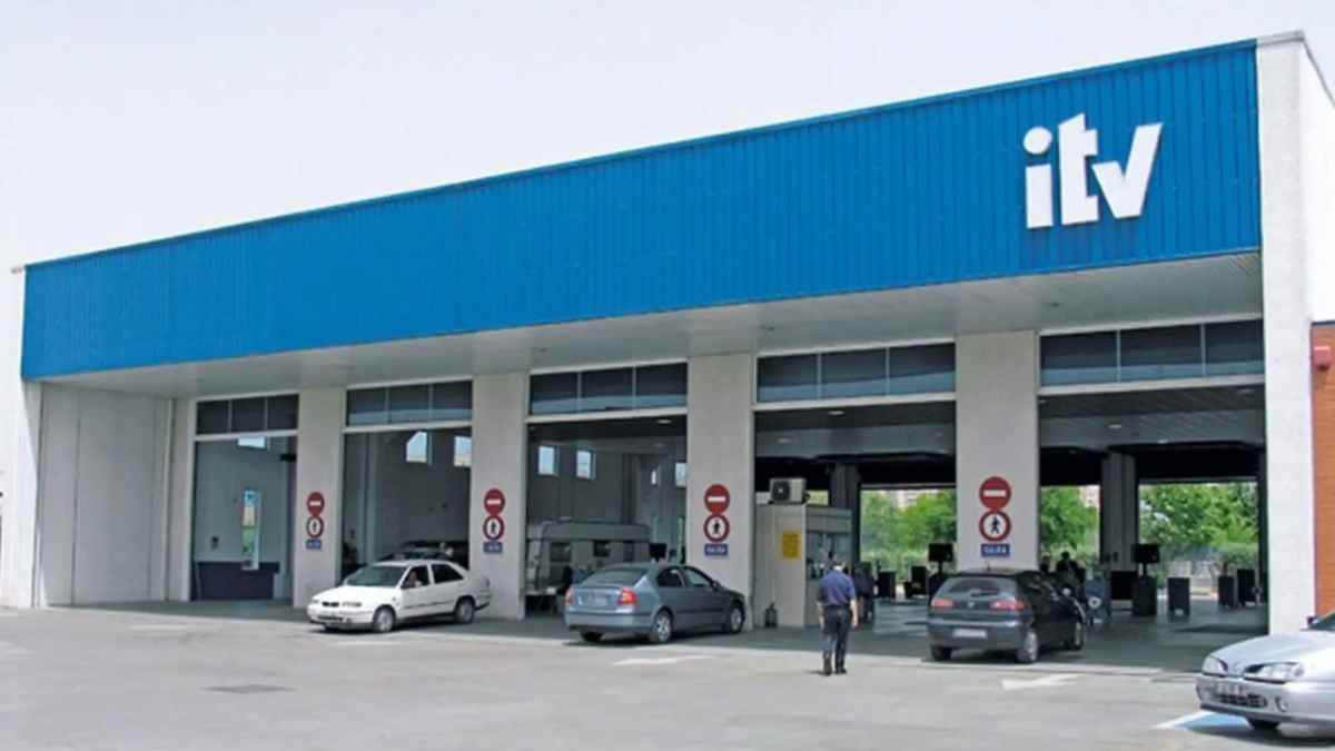 Estación de ITV en España con vehículos esperando la inspección técnica.
