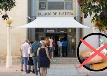 Personas entrando al Palacio de Justicia tras fallo sobre exoneración de deudas con Hacienda y Seguridad Social.