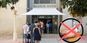 Personas entrando al Palacio de Justicia tras fallo sobre exoneración de deudas con Hacienda y Seguridad Social.
