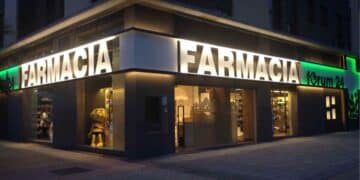 Exterior iluminado de una farmacia en Madrid que ofrecerá servicio 24 horas y reparto de medicamentos a domicilio desde 2026.