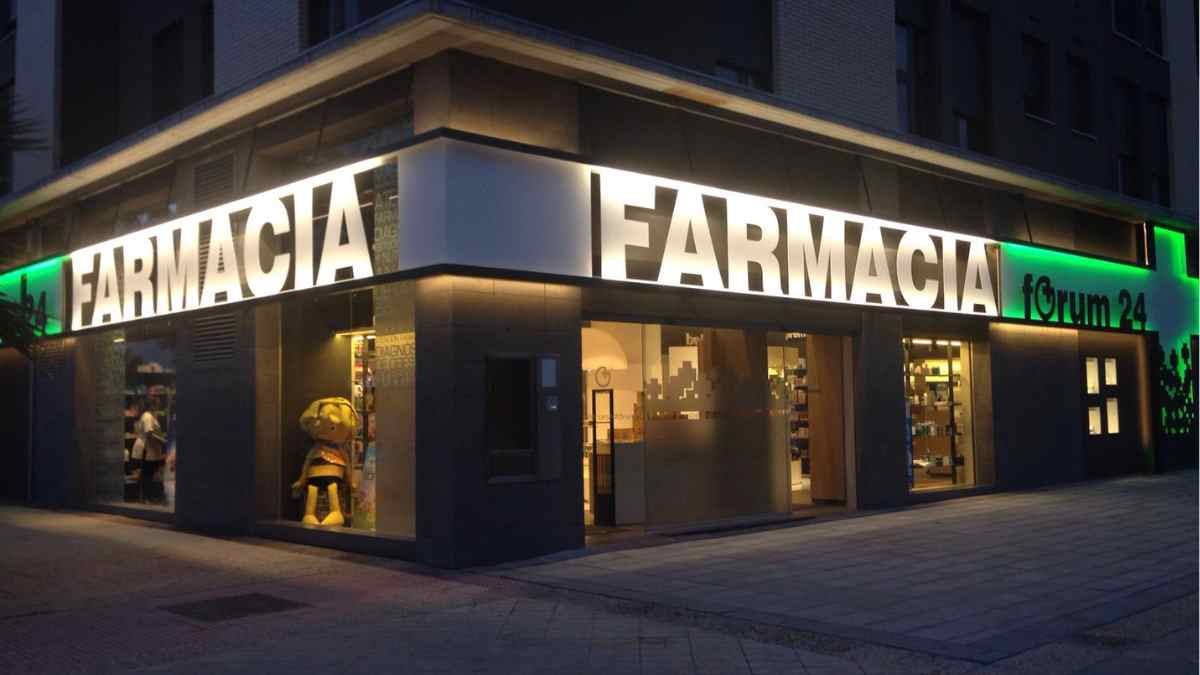 Exterior iluminado de una farmacia en Madrid que ofrecerá servicio 24 horas y reparto de medicamentos a domicilio desde 2026.