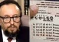 Stefan Mandel junto a un boleto de lotería Powerball con el que ganó millones aplicando su fórmula matemática.