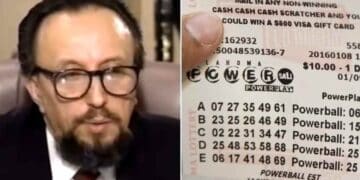 Stefan Mandel junto a un boleto de lotería Powerball con el que ganó millones aplicando su fórmula matemática.
