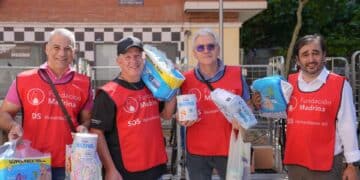 Voluntarios de Fundación Madrina reparten productos básicos a familias vulnerables durante campaña contra la ola de calor.