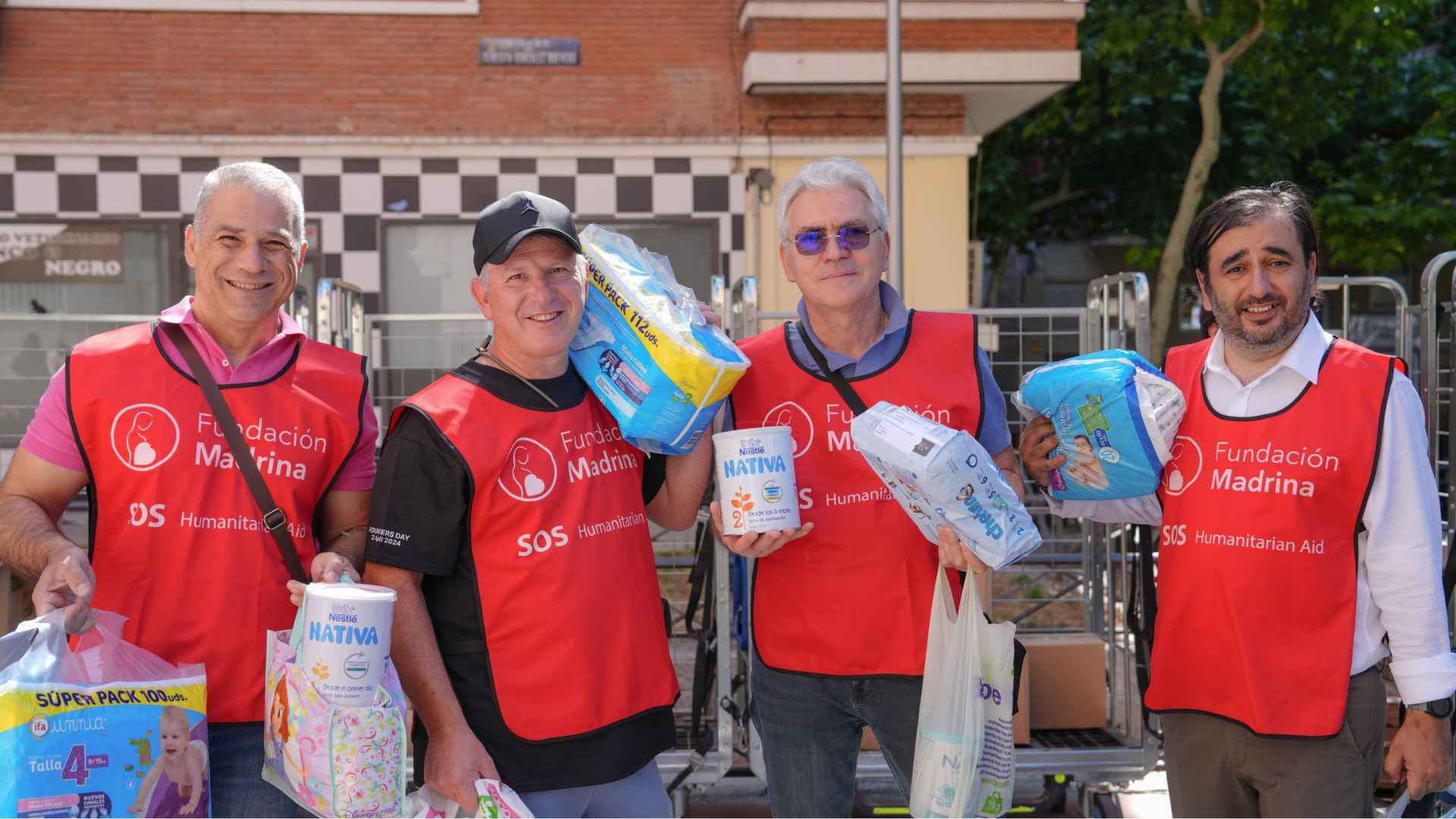 Voluntarios de Fundación Madrina reparten productos básicos a familias vulnerables durante campaña contra la ola de calor.