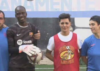 Jugadores de los Dragones de Lavapiés rumbo al Mundial de Fútbol Calle contra el sinhogarismo.