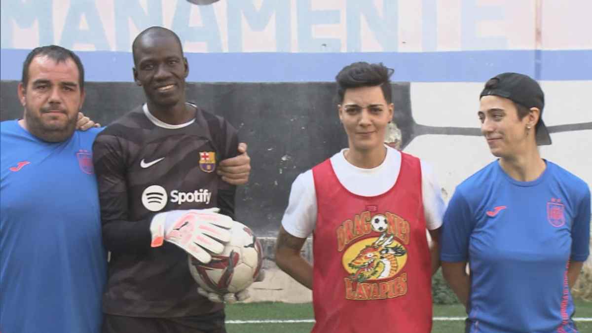 Jugadores de los Dragones de Lavapiés rumbo al Mundial de Fútbol Calle contra el sinhogarismo.