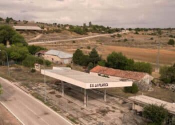 Gasolinera rural La Pilarica en Villanueva de Alcorón reabierta tras 20 años cerrada por una pareja madrileña.