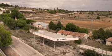 Gasolinera rural La Pilarica en Villanueva de Alcorón reabierta tras 20 años cerrada por una pareja madrileña.