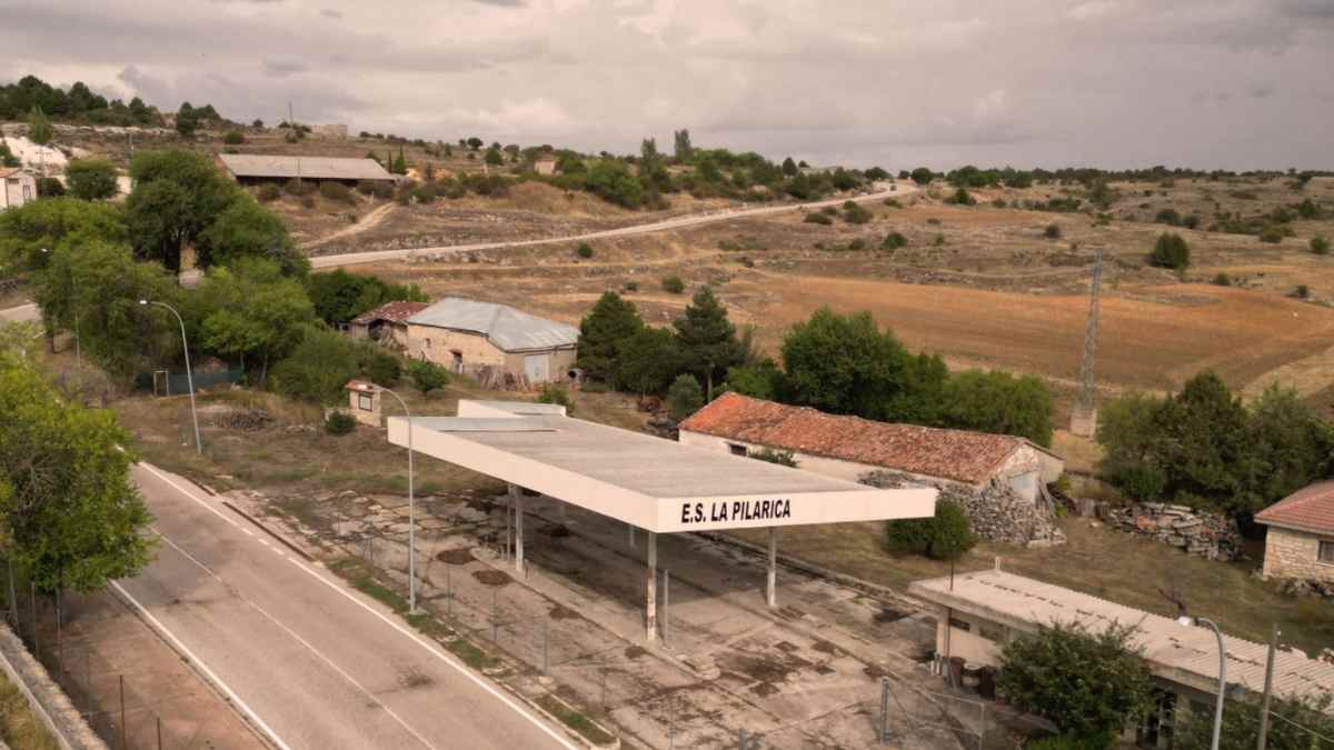 Gasolinera rural La Pilarica en Villanueva de Alcorón reabierta tras 20 años cerrada por una pareja madrileña.