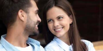 Mujer sonríe mirando a un hombre como gesto que delata atracción según la ciencia.
