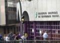 Personas hacen cola en el Instituto Nacional de la Seguridad Social para solicitar el Ingreso Mínimo Vital 2025.