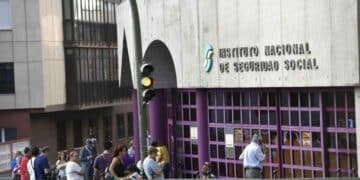 Personas hacen cola en el Instituto Nacional de la Seguridad Social para solicitar el Ingreso Mínimo Vital 2025.