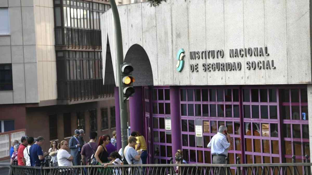 Personas hacen cola en el Instituto Nacional de la Seguridad Social para solicitar el Ingreso Mínimo Vital 2025.