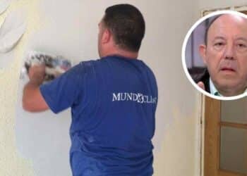 Yesero trabajando en una pared, profesión con altos salarios según Gonzalo Bernardos.