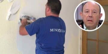 Yesero trabajando en una pared, profesión con altos salarios según Gonzalo Bernardos.