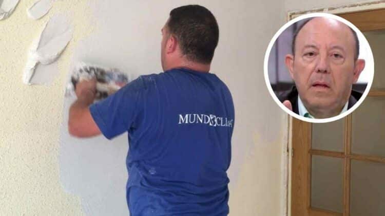 Yesero trabajando en una pared, profesión con altos salarios según Gonzalo Bernardos.