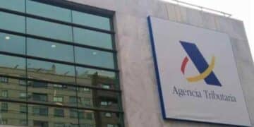 Logo de la Agencia Tributaria en la fachada de Hacienda en España.