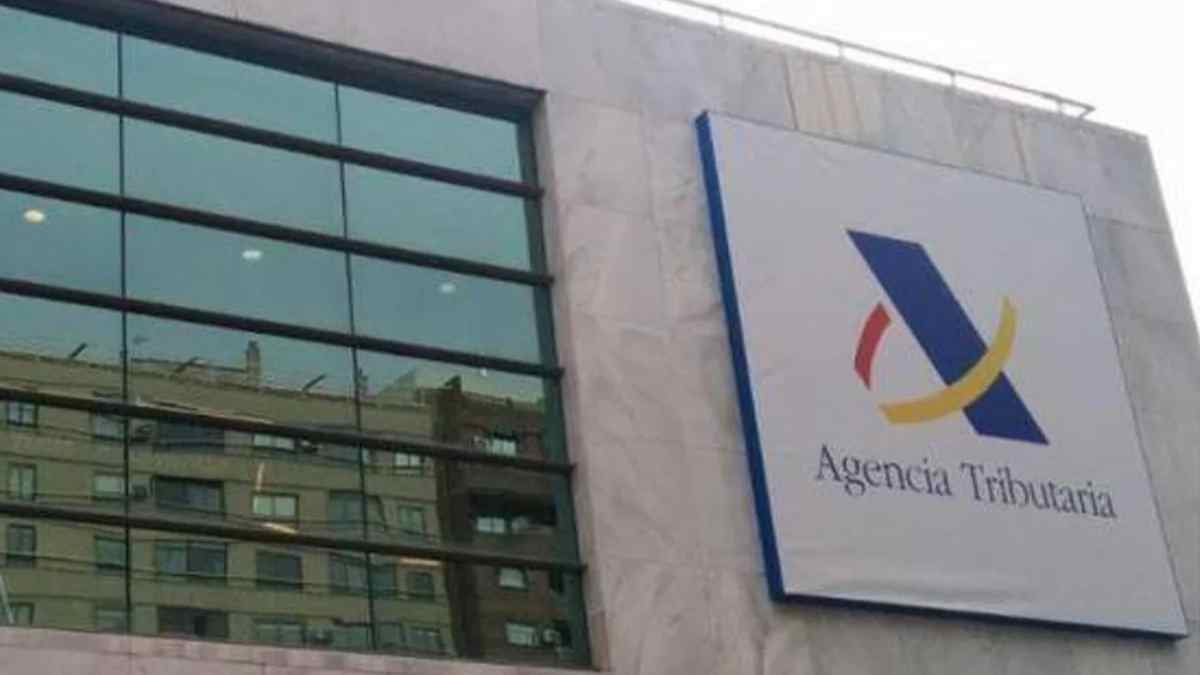 Logo de la Agencia Tributaria en la fachada de Hacienda en España.