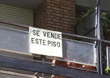 Piso en venta en España con cartel, Hacienda multa ventas de viviendas por debajo de su valor.